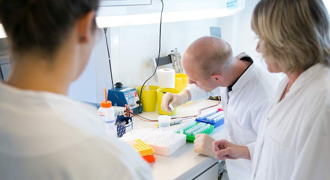 Forsker i laboratorium